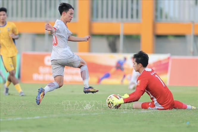 Thủ môn Cao Văn Bình (số 1, SLNA) thi đấu xuất sắc và giành giải cầu thủ xuất sắc nhất giải đấu. Ảnh: Minh Quyết - TTXVN