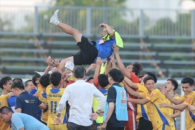 Niềm vui của các cầu thủ U21 SLNA khi giành Cup vô địch. Ảnh: Minh Quyết - TTXVN