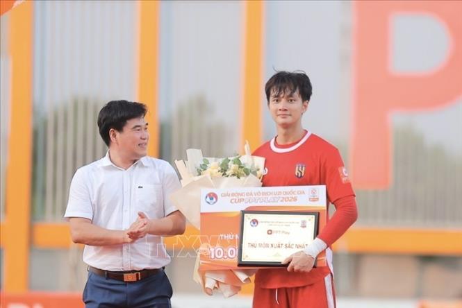 Thủ môn Cao Văn Bình (số 1, SLNA) thi đấu xuất sắc và giành giải cầu thủ xuất sắc nhất giải đấu. Ảnh: Minh Quyết - TTXVN