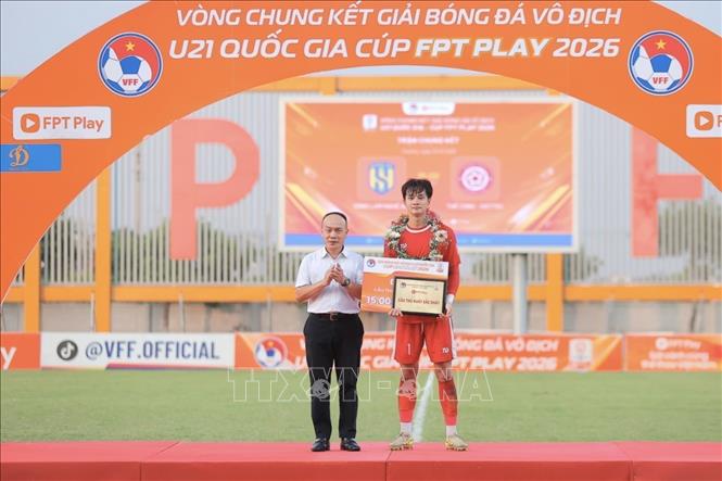 Thủ môn Cao Văn Bình (số 1, SLNA) thi đấu xuất sắc và giành giải cầu thủ xuất sắc nhất giải đấu. Ảnh: Minh Quyết - TTXVN