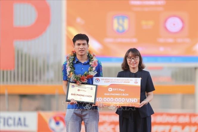 Ban tổ chức trao giải phong cách cho U21 Hoàng Anh Gia Lai. Ảnh: Minh Quyết - TTXVN