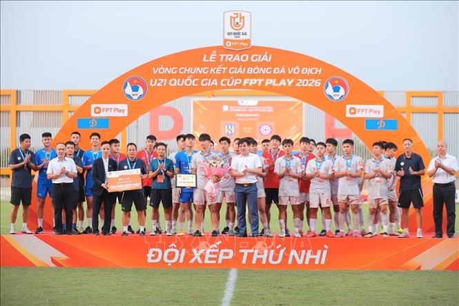 Ban tổ chức trao giải Nhì cho U21 Thể công Viettel. Ảnh: Minh Quyết - TTXVN