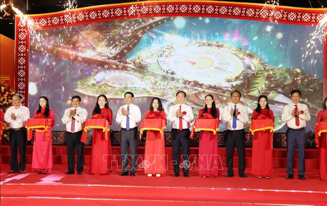 Nghi thức cắt băng khánh thành Quảng trường trung tâm Gia Nghĩa và Khu liên hợp Bảo tàng - Thư viện - Công viên (phường Bắc Gia Nghĩa, tỉnh Lâm Đồng). Ảnh: Nguyễn Huy Thành - TTXVN 