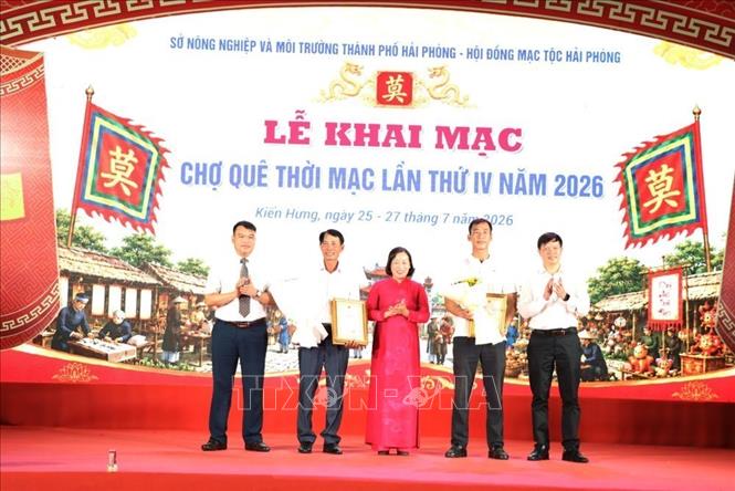 Ban tổ chức trao chứng nhận 5 sản phẩm OCOP 4 sao thành phố Hải Phòng năm 2026 và Giấy chứng nhận 2 sản phẩm OCOP 5 sao năm 2025 (đợt 2). Ảnh: Mạnh Minh - TTXVN