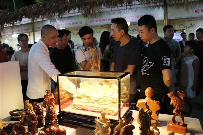 Người dân tham quan, mua sắm tại không gian chợ quê thời Mạc lần thứ 4 năm 2026. Ảnh: Mạnh Minh - TTXVN