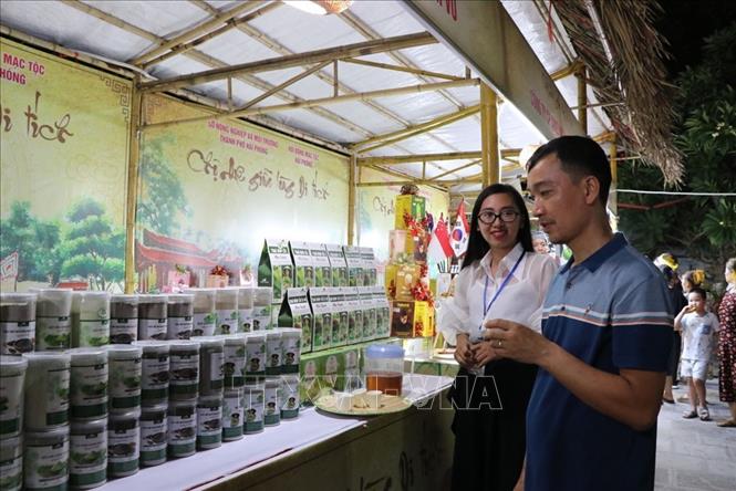 Người dân tham quan, mua sắm tại chợ quê thời Mạc lần thứ 4 năm 2026. Ảnh: Mạnh Minh - TTXVN