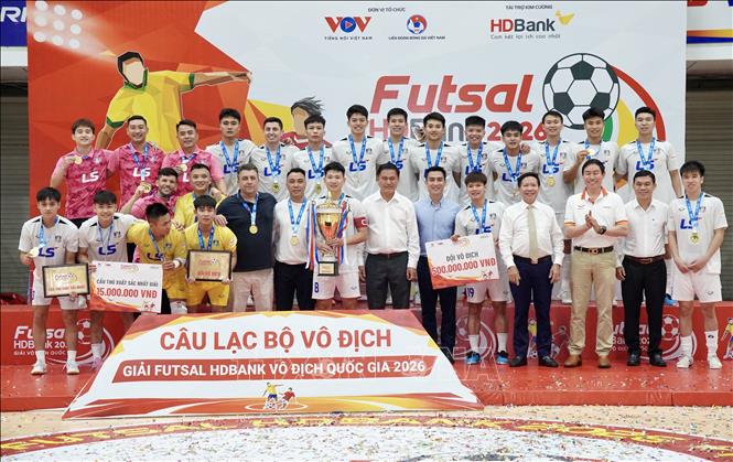 Ban tổ chức giải chụp hình lưu niệm cùng CLB Thái Sơn Bắc - Nhà Vô địch Giải Futsal HDBank Vô địch Quốc gia 2026. Ảnh: Trung Tuyến – TTXVN
