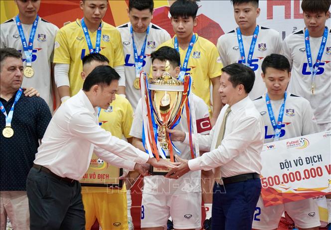 Ban tổ chức trao Cúp Vô địch cho CLB Thái Sơn Bắc – Nhà Vô địch Giải Futsal HDBank Vô địch Quốc gia 2026. Ảnh: Trung Tuyến – TTXVN
