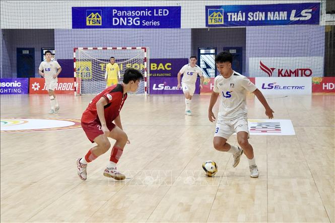 Tình huống tranh chấp bóng giữa cầu thủ hai Câu lạc bộ Thái Sơn Bắc (áo trắng) và Tân Hiệp Hưng TP. Hồ Chí Minh tại vòng loại cuối Giải Futsal HDBank Vô địch Quốc gia 2026. Ảnh: Trung Tuyến – TTXVN