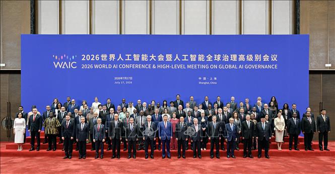 Ngày 17/7, tại lễ khai mạc Hội nghị Trí tuệ nhân tạo (AI) Thế giới 2026 và Hội nghị cấp cao về quản trị AI toàn cầu diễn ra tại Thượng Hải, Chủ tịch Trung Quốc Tập Cận Bình nhấn mạnh điều đầu tiên là cần tuân thủ nguyên tắc cởi mở, hợp tác cùng có lợi, thúc đẩy phát triển dựa trên đổi mới sáng tạo. Ảnh: THX/TTXVN phát
