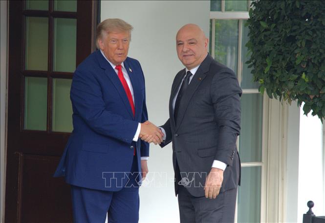 Ngày 21/7, tại cuộc hội đàm với người đồng cấp Liban Joseph Aoun (phải) ở Nhà Trắng, Tổng thống Mỹ Donald Trump cam kết sẽ giúp Liban tìm giải pháp nhằm đạt được hòa bình với Israel. Ông Trump cho biết sẽ 