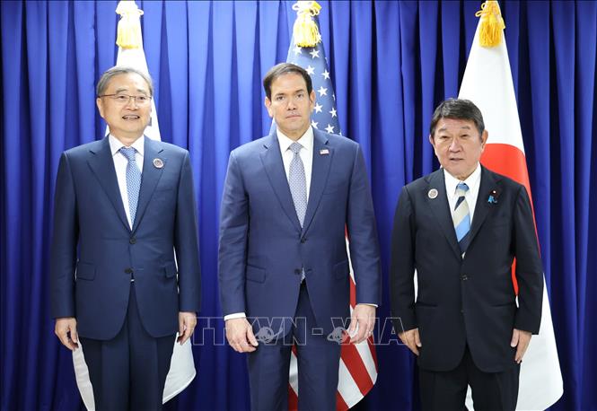 Ngày 22/7/2026, Ngoại trưởng Hàn Quốc Cho Hyun, Ngoại trưởng Mỹ Marco Rubio và người đồng nhiệm Nhật Bản Toshimitsu Motegi đã có cuộc gặp ba bên tại Manila (Philippines), thảo luận các biện pháp tăng cường hợp tác an ninh, kinh tế, đồng thời phối hợp chính sách trong vấn đề Triều Tiên. Ảnh: Yonhap/TTXVN phát