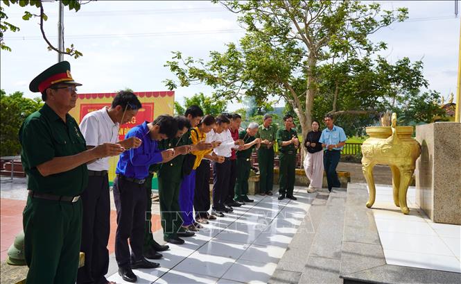 Dâng hương tưởng niệm các anh hùng liệt sĩ tại Nghĩa trang Liệt sĩ Quảng Minh (nay thuộc xã Nam Gianh). Ảnh: Thanh Thuỷ - TTXVN                                                              