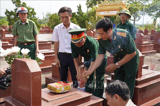 Dâng hương, tưởng niệm, tri ân tại mộ liệt sĩ Hoàng Hữu Thảo và các anh hùng, liệt sĩ đã ngã xuống trong sự nghiệp đấu tranh bảo vệ đất nước tại Nghĩa trang liệt sĩ Quảng Minh (nay thuộc xã Nam Gianh). Ảnh: Thanh Thuỷ - TTXVN                                                              