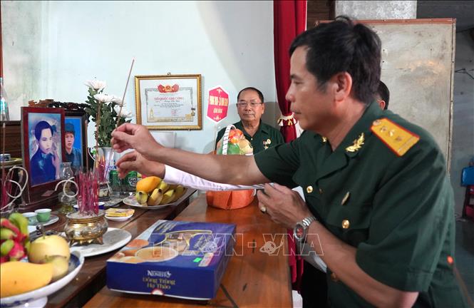 Một nén nhang thơm gửi đến người lính đã mãi mãi nằm lại tuổi 20 bên bờ sông Nam Thạch Hãn. Ảnh: Thanh Thuỷ-TTXVN                                                            