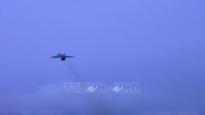 Ngày 23/7, Bộ Chỉ huy Trung tâm Mỹ (CENTCOM) cho biết quân đội nước này đã tiến hành thêm một đợt không kích nhằm vào các mục tiêu quân sự của Iran, đánh dấu đêm tấn công thứ 13 liên tiếp. Tổng thống Mỹ Donald Trump đã đưa ra cảnh báo cứng rắn về các cuộc oanh tạc cầu đường hoặc nhà máy điện của Iran, kể cả các công trình nằm trong hoặc gần thủ đô Tehran, nếu Iran tiếp tục tấn công tàu thuyền tại eo biển Hormuz. Trong khi đó, Bộ Chỉ huy Trung tâm Khatam al-Anbiya của Iran khẳng định bất kỳ cuộc tấn công nào nhằm vào các cơ sở hạ tầng và hạt nhân của nước này sẽ bị coi là hành động leo thang xung đột và sẽ kéo theo phản ứng nhằm vào các căn cứ, lợi ích và đồng minh của Mỹ trong khu vực. Ảnh: Máy bay không người lái Arash của Iran tấn công lực lượng Mỹ tại căn cứ Sheikh Isa ở Bahrain. Ảnh: IRNA/TTXVN phát