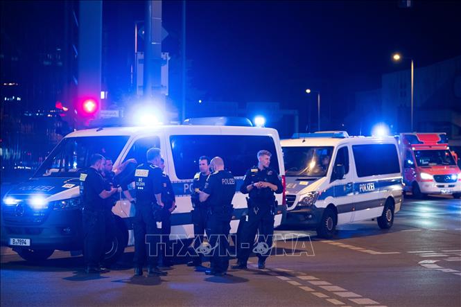 Cảnh sát làm nhiệm vụ tại hiện trường vụ xe tải lao vào đám đông ở Berlin, Đức tối 25/7/2026. Ảnh: THX/TTXVN phát