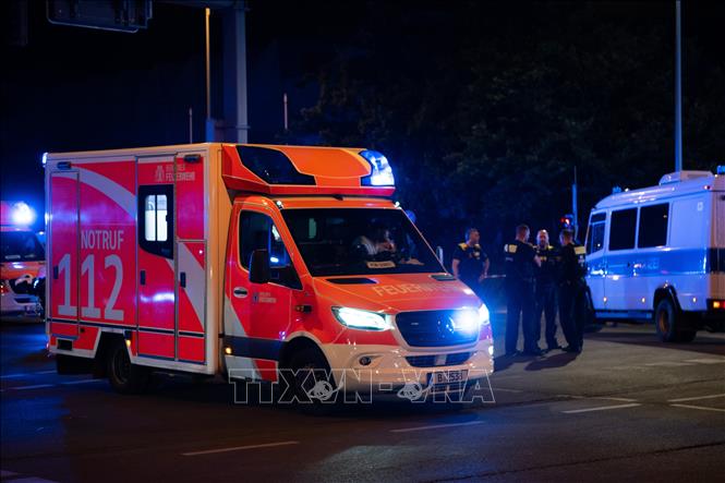 Cảnh sát và xe cứu thương tại hiện trường vụ xe tải lao vào đám đông ở Berlin, Đức tối 25/7/2026. Ảnh: THX/TTXVN phát