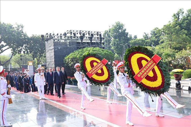 Đoàn Lãnh đạo Đảng, Nhà nước đặt vòng hoa tại Đài tưởng niệm các Anh hùng liệt sĩ trên đường Bắc Sơn (Ba Đình, Hà Nội). Ảnh: Minh Đức - TTXVN