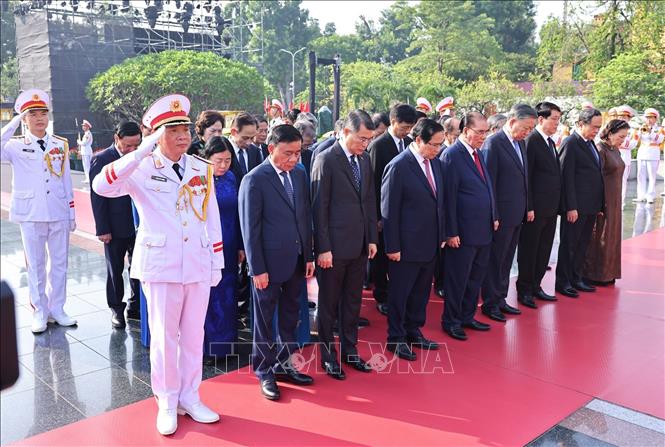 Các đồng chí lãnh đạo, nguyên lãnh đạo Đảng, Nhà nước tưởng niệm các Anh hùng liệt sĩ. Ảnh: Minh Đức - TTXVN