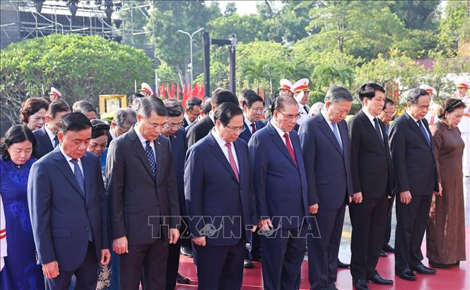Các đồng chí lãnh đạo, nguyên lãnh đạo Đảng, Nhà nước tưởng niệm các Anh hùng liệt sĩ. Ảnh: Minh Đức - TTXVN