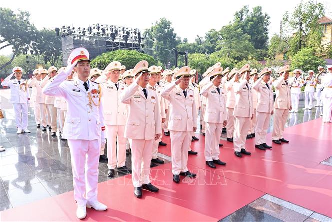 Đoàn đại biểu Đảng ủy Công an Trung ương - Bộ Công an tưởng niệm các Anh hùng liệt sĩ. Ảnh: Minh Đức - TTXVN