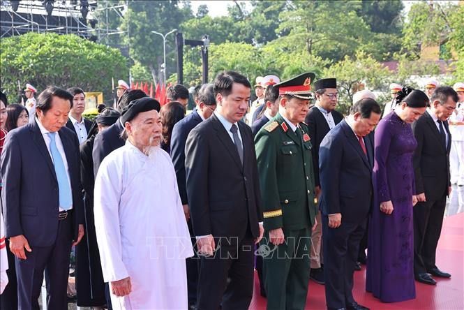 Đoàn đại biểu Uỷ ban Trung ương MTTQ Việt Nam tưởng niệm các Anh hùng liệt sĩ. Ảnh: Minh Đức - TTXVN

