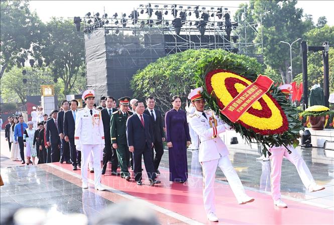 Đoàn đại biểu Uỷ ban Trung ương MTTQ Việt Nam đặt vòng hoa tại Đài tưởng niệm các Anh hùng liệt sĩ. Ảnh: Minh Đức - TTXVN


