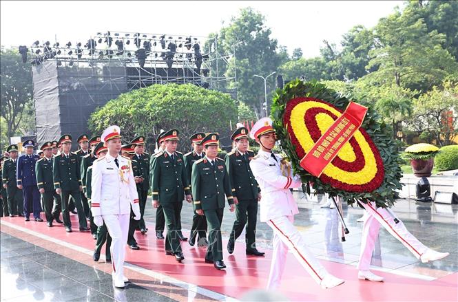 Đoàn đại biểu Quân ủy Trung ương và Bộ Quốc phòng đặt vòng hoa tưởng niệm các Anh hùng liệt sĩ. Ảnh: Minh Đức - TTXVN