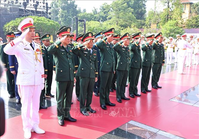 Đoàn đại biểu Quân ủy Trung ương - Bộ Quốc phòng tưởng niệm các Anh hùng liệt sĩ. Ảnh: Minh Đức - TTXVN