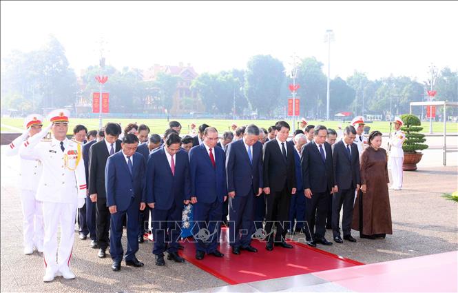 Đoàn đại biểu Ban Chấp hành Trung ương Đảng, Chủ tịch nước, Quốc hội, Chính phủ thành kính tưởng niệm Chủ tịch Hồ Chí Minh. Ảnh: Phạm Kiên - TTXVN