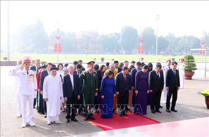 Đoàn đại biểu Ủy ban Trung ương Mặt trận Tổ quốc Việt Nam thành kính tưởng niệm Chủ tịch Hồ Chí Minh. Ảnh: Phạm Kiên - TTXVN
