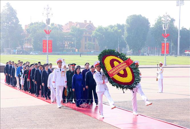 Đoàn đại biểu Ủy ban Trung ương Mặt trận Tổ quốc Việt Nam đến đặt vòng hoa và vào Lăng viếng Chủ tịch Hồ Chí Minh. Ảnh: Phạm Kiên - TTXVN