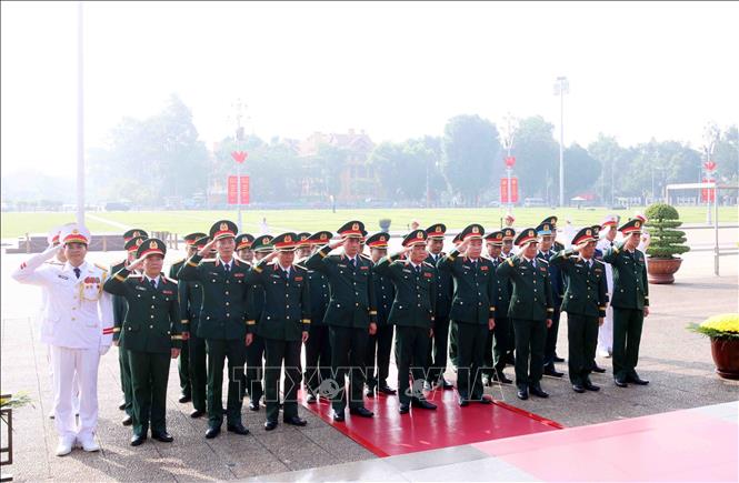 Đoàn đại biểu Quân ủy Trung ương - Bộ Quốc phòng thành kính tưởng niệm Chủ tịch Hồ Chí Minh. Ảnh: Phạm Kiên - TTXVN