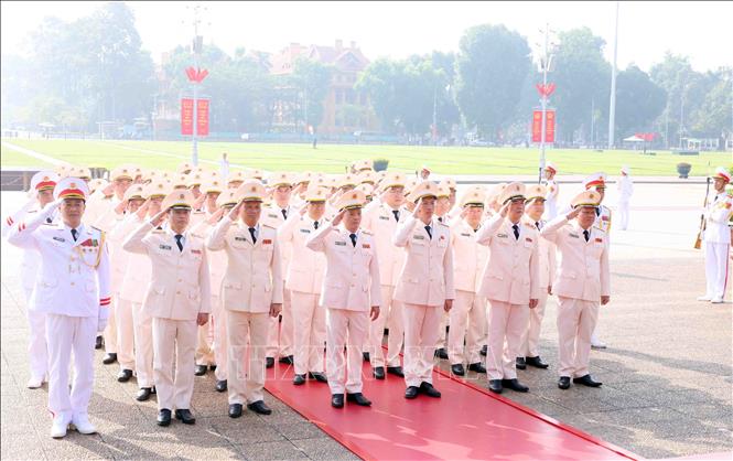 Đoàn đại biểu Đảng ủy Công an Trung ương - Bộ Công an thành kính tưởng niệm Chủ tịch Hồ Chí Minh. Ảnh: Phạm Kiên - TTXVN