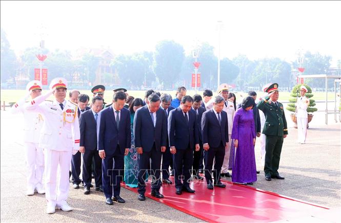 Đoàn đại biểu Thành ủy, HĐND, UBND, Uỷ ban MTTQ Việt Nam thành phố Hà Nội thành kính tưởng niệm Chủ tịch Hồ Chí Minh. Ảnh: Phạm Kiên - TTXVN