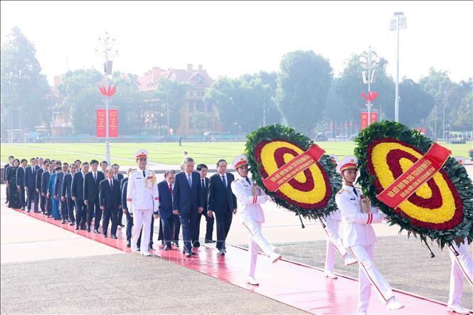 Đoàn đại biểu Ban Chấp hành Trung ương Đảng, Chủ tịch nước, Quốc hội, Chính phủ đến đặt vòng hoa và vào Lăng viếng Chủ tịch Hồ Chí Minh. Ảnh: Phạm Kiên - TTXVN