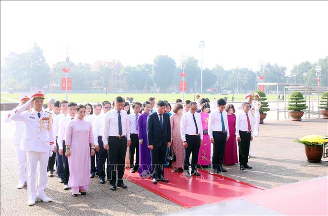 Đoàn đại biểu Bộ Nội vụ thành kính tưởng niệm Chủ tịch Hồ Chí Minh. Ảnh: Phạm Kiên - TTXVN