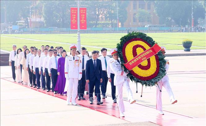 Đoàn đại biểu Bộ Nội vụ đến đặt vòng hoa và vào Lăng viếng Chủ tịch Hồ Chí Minh. Ảnh: Phạm Kiên - TTXVN