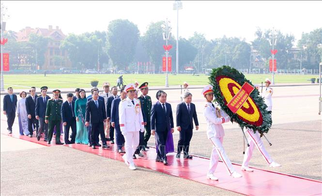 Đoàn đại biểu Thành ủy, HĐND, UBND, Uỷ ban MTTQ Việt Nam thành phố Hà Nội đến đặt vòng hoa và vào Lăng viếng Chủ tịch Hồ Chí Minh. Ảnh: Phạm Kiên - TTXVN