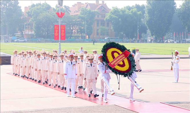 Đoàn đại biểu Đảng ủy Công an Trung ương - Bộ Công an đến đặt vòng hoa và vào Lăng viếng Chủ tịch Hồ Chí Minh. Ảnh: Phạm Kiên - TTXVN