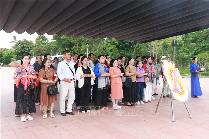 Đằng sau những lễ tưởng niệm trang nghiêm là những ngày làm việc không kể giờ giấc. Ảnh: Tường Vi - TTXVN