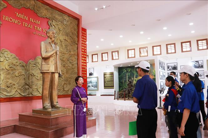 Để phục vụ lượng khách tăng cao, Ban quản lý Di tích quốc gia đặc biệt Đôi bờ Hiền Lương - Bến Hải huy động toàn bộ cán bộ, nhân viên làm việc liên tục từ sáng đến tối, bảo đảm luôn có người hướng dẫn tại di tích. Ảnh: Tường Vi - TTXVN
