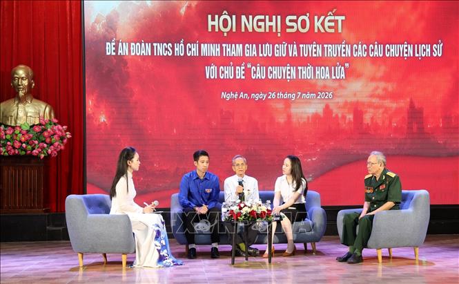 Giao lưu giữa các nhân chứng lịch sử với những người trẻ đang trực tiếp tham gia lưu giữ, phục dựng và lan tỏa ký ức. Ảnh: Văn Tý - TTXVN