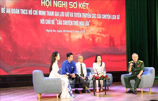 Giao lưu giữa các nhân chứng lịch sử với những người trẻ đang trực tiếp tham gia lưu giữ, phục dựng và lan tỏa ký ức. Ảnh: Văn Tý - TTXVN