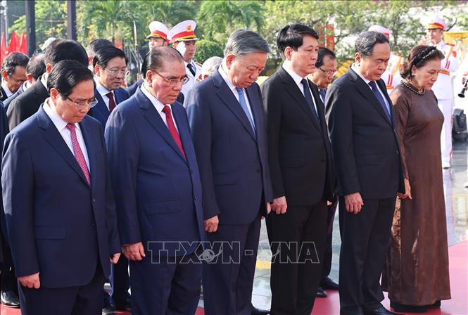 Các đồng chí lãnh đạo, nguyên lãnh đạo Đảng, Nhà nước đặt vòng hoa tại Đài tưởng niệm các Anh hùng liệt sĩ trên đường Bắc Sơn (Ba Đình, Hà Nội). Ảnh: Minh Đức - TTXVN