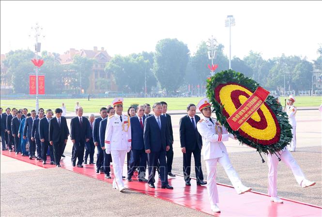 Đoàn đại biểu Ban Chấp hành Trung ương Đảng, Chủ tịch nước, Quốc hội, Chính phủ đến đặt vòng hoa và vào Lăng viếng Chủ tịch Hồ Chí Minh. Ảnh: Phạm Kiên - TTXVN