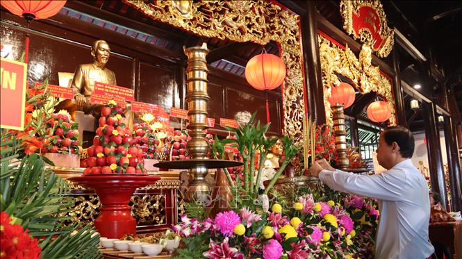 Ông Nguyễn Văn Thọ, Phó Chủ tịch Thường trực HĐND TP. Hồ Chí Minh, dâng hương tưởng niệm Chủ tịch Hồ Chí Minh và hương linh các anh hùng liệt sĩ, đồng bào yêu nước. Ảnh: Huỳnh Sơn-TTXVN