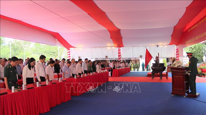 Các đại biểu dành phút mặc niệm anh hùng liệt sĩ và đồng bào yêu nước. Ảnh: Huỳnh Sơn-TTXVN