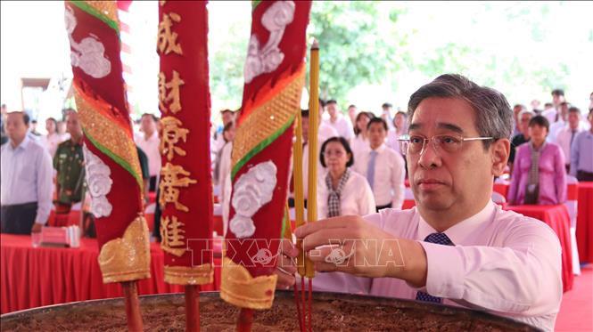 Ủy viên Trung ương Đảng, Phó Bí thư Thành ủy, Chủ tịch Ủy ban MTTQ Việt Nam TP. Hồ Chí Minh dâng hương khai lễ. Ảnh: Huỳnh Sơn-TTXVN
